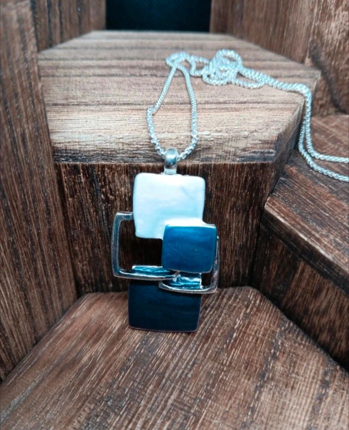 Collier Femme Élégant en Métal avec Pendentif Émaillé – Bijou Chic & Tendance
- photo numéro 1