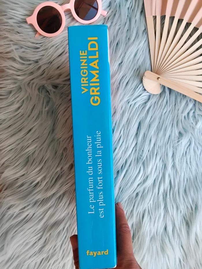 🕶 le parfum du bonheur est plus fort sous la pluie livre Virginie Grimaldi - photo numéro 3