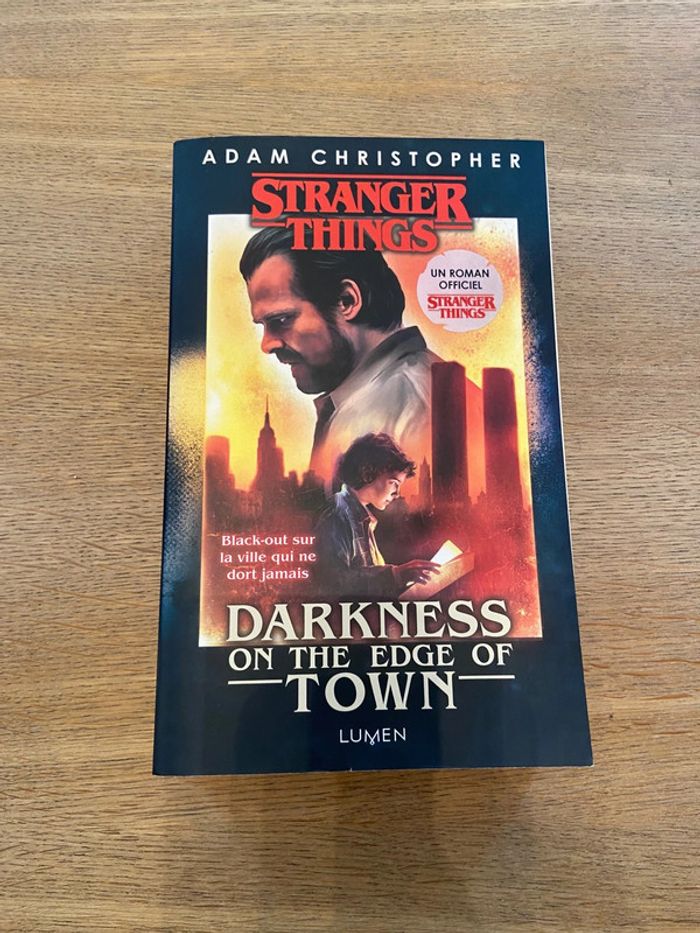 « Stranger things : Darkness on the edge of town » Adam Christopher