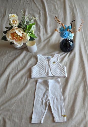 Vertbaudet Ensemble Gilet Matelassé Legging Blanc Doré Très bon état 1 mois