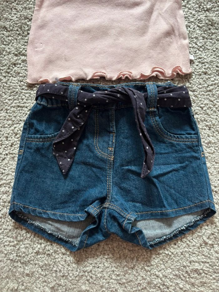 🌺Ensemble t-shirt rose sans manche et short en jeans avec ceinture Taille 12mois/74cm🌺 - photo numéro 2