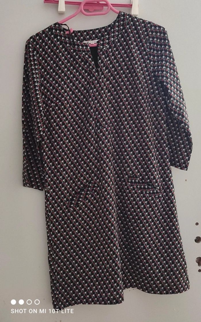 Robe noire et rouge U collection