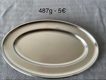 Plat de présentation ou de service pour la table en acier inoxydable.