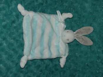 Doudou lapin plat kaloo blanc bleu rayé🐰 parfait état