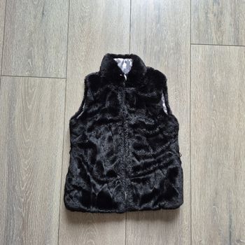 Très beau gilet sans manche noir, matière très douce. Fille 5 ans. Marque Orchestra