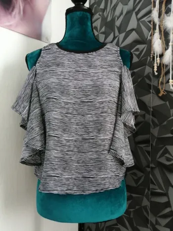Top rayé noir et blanc à volants et épaules dénudées / jennyfer / (M)