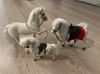 Lot de trois figurines chevaux