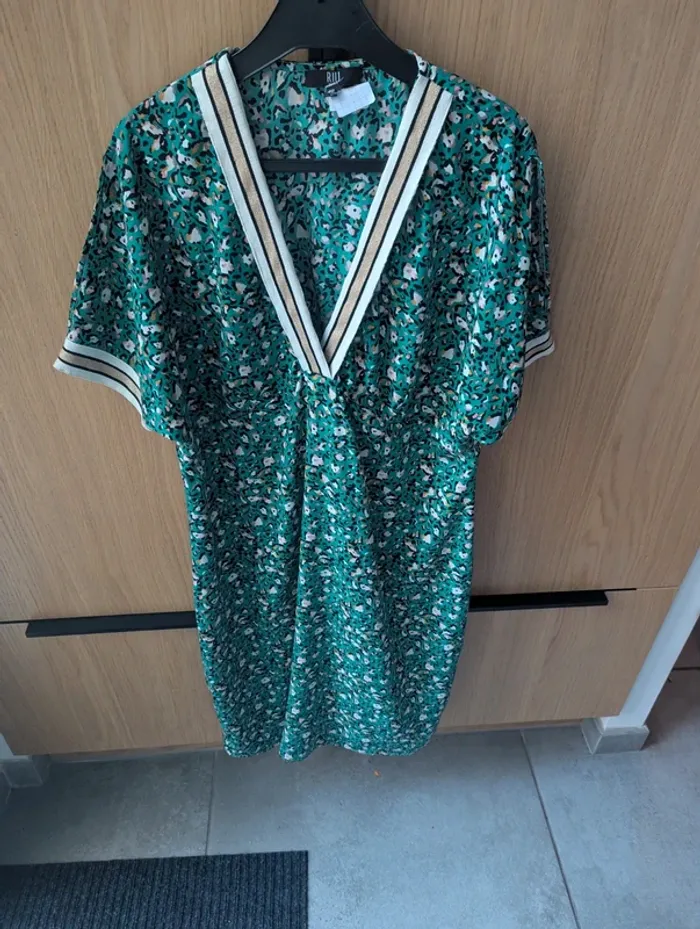 Jolie robe, léopard épaules dénudées