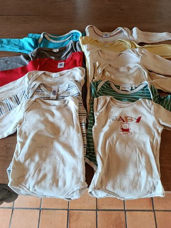 Lot bodies 12 mois