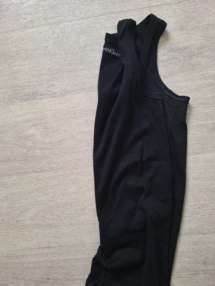 Débardeur noir Calvin Klein en taille medium, porté plusieurs fois mais encore en bon état - photo numéro 2