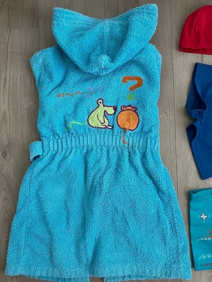 Peignoir Martin, maillot et bonnet de bain, sac à maillot mouillé taille 6 ans, chaussons taille 33 - photo numéro 2