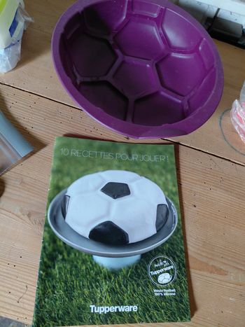 Tupperware moule rond foot violet et sont livret de recette 