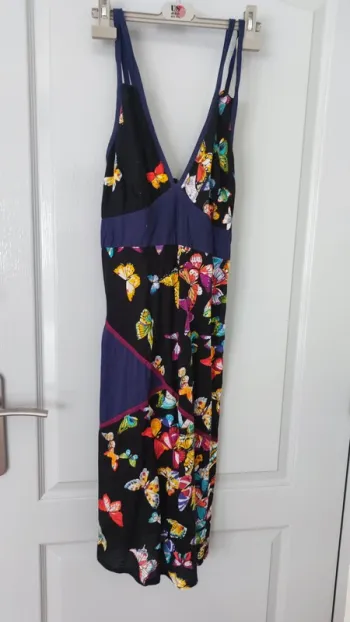 Robe noire et bleu marine avec des papillons