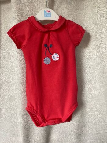 Très joli body col Claudine cerises brodées 6 mois Obaibi