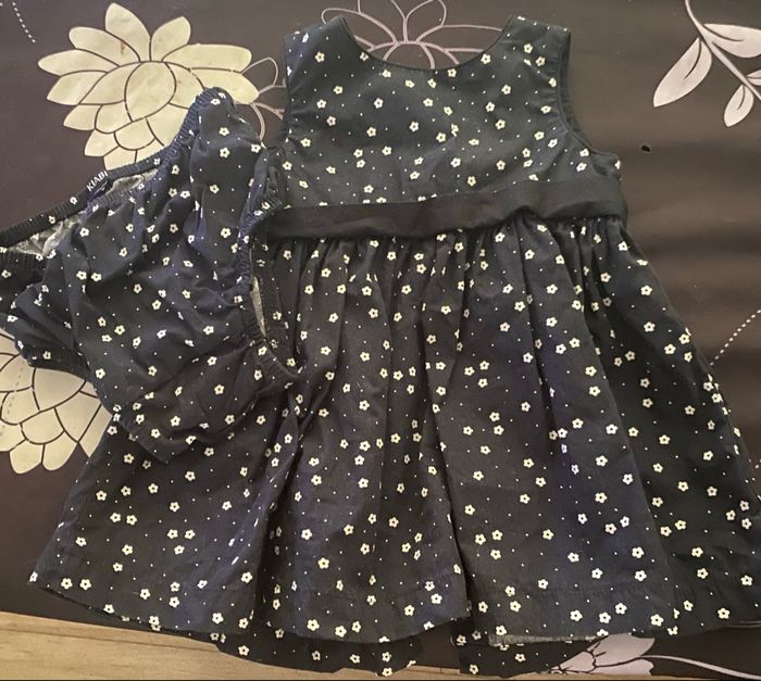 Robe boutonnée dans le dos avec culotte