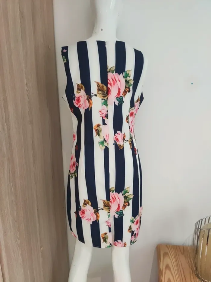 Jolie robe florale a lignes bleu marine - photo numéro 3
