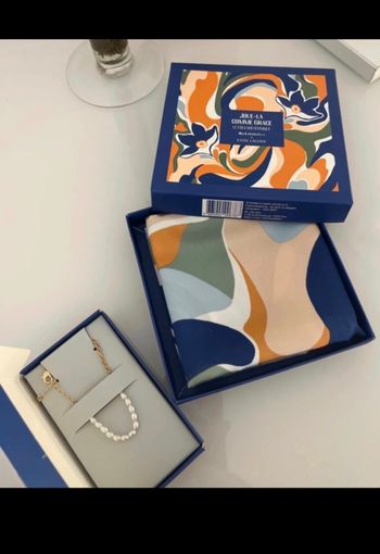 Foulard carré et bracelet neuf