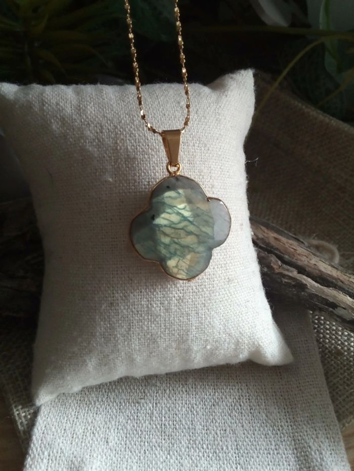 Collier protection et porte bonheur grand trèfle en pierre de labradorite naturelle