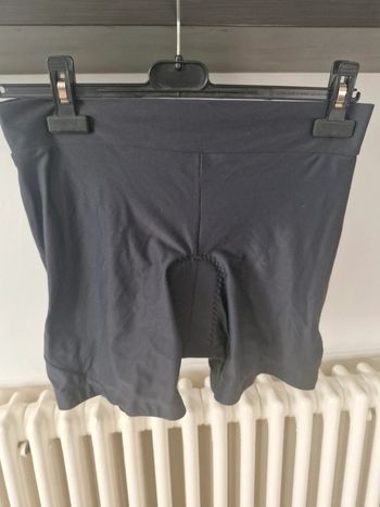 Cycliste vélo rembourré femme