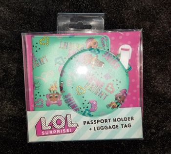 Protege passeport avec étiquette bagage poupee lol