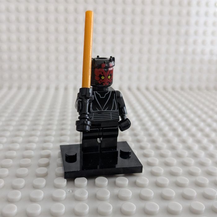Figurine Star Wars : Dark Maul avec sabre laser , style lego