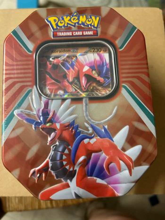 Boîte Pokémon Slashing Legends – Koraidon Ex (carte Foil + 4 Boosters)