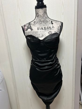 joli robe noir satiné