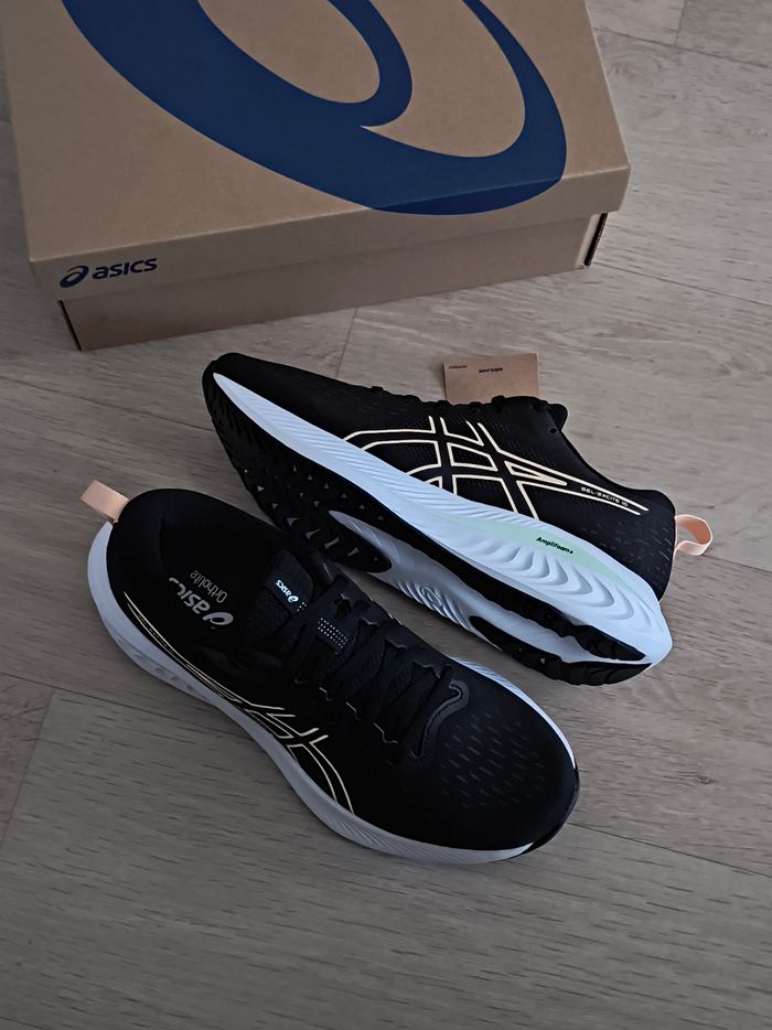 Baskets chaussures running Gel Asics taille 40.5 neuves