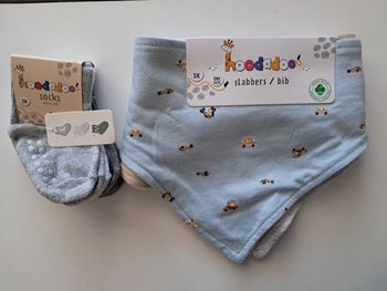 Lot bebe (bavoir + chaussettes)