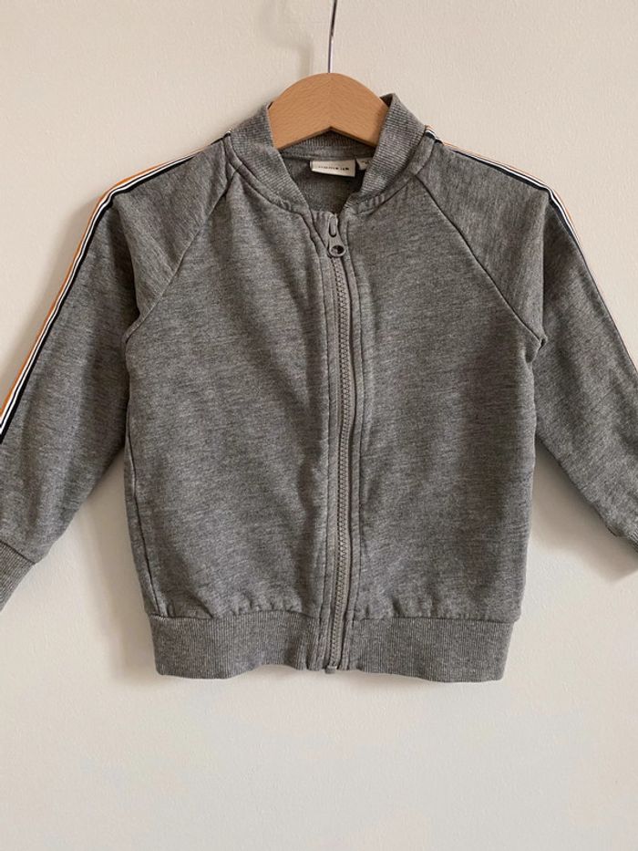 Sweat zippé gris chiné avec bandes oranges/blanches/bleues - 24 Mois - photo numéro 2