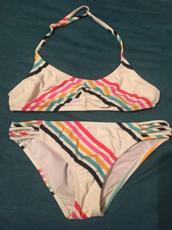 Maillot 2 pièces Billabong 10 ans en bon état à 10 euros