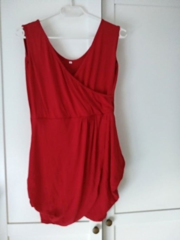 Haut rouge asymétrique