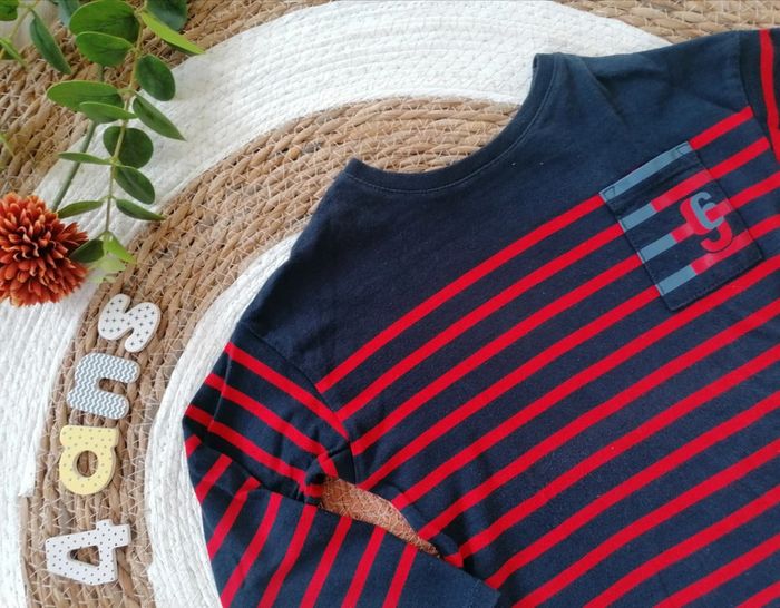 Tee-shirt bleu marine à rayures rouge - photo numéro 2