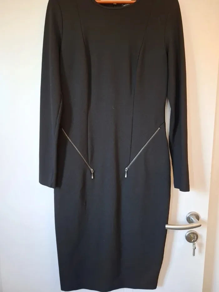 Robe chic moulante Apart neuve