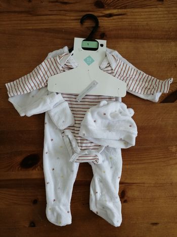 Ensemble pyjama + body +bonnet +gants - taille 1 mois