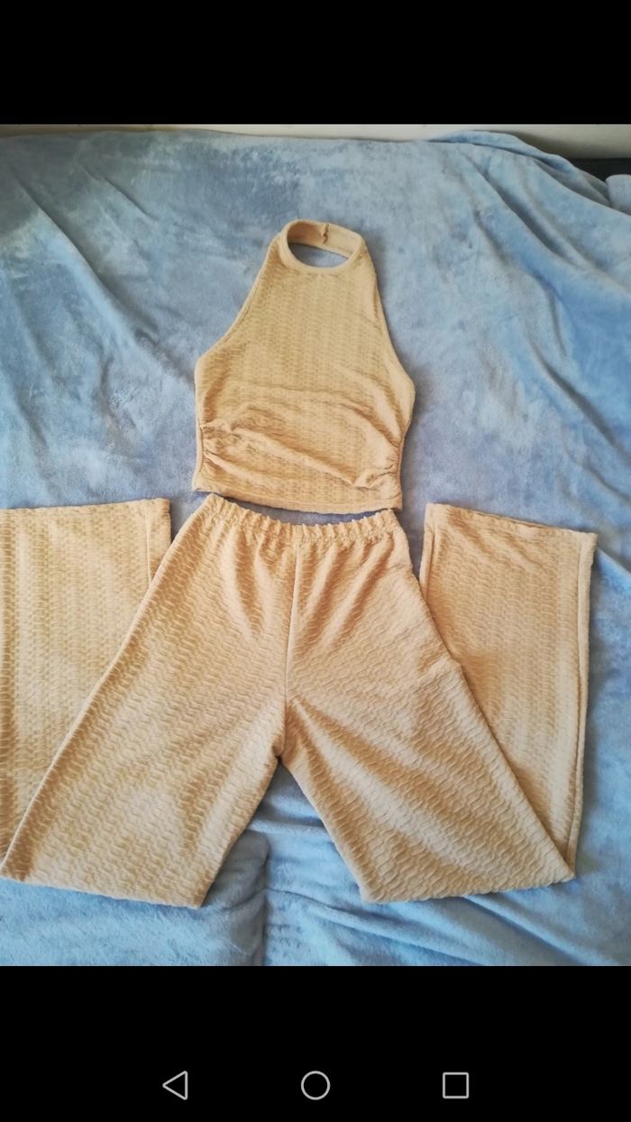 Ensemble moulant, pantalon et  tee-shirt dos nu, couleur abricot, neuf avec emballage, taille XS
