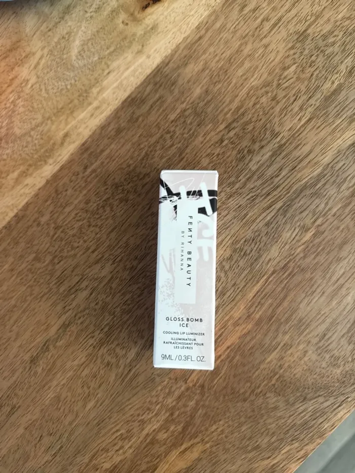 Gloss maquillage femme fenty
