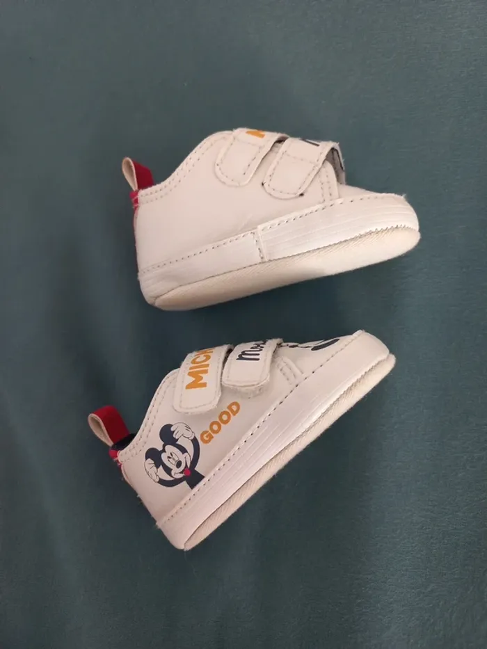 Petites baskets Mickey neuves 0/3 mois neuves - photo numéro 3