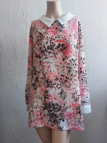 Blouse fleurie avec col blanc Taille 46/48