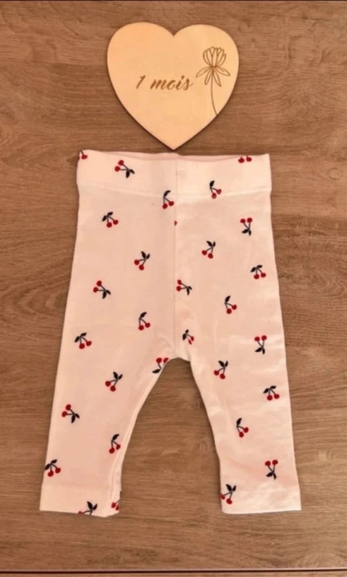 Lot de 2 leggings bébé fille – 1 mois – Kiabi – Motifs fruits – Neufs - photo numéro 2