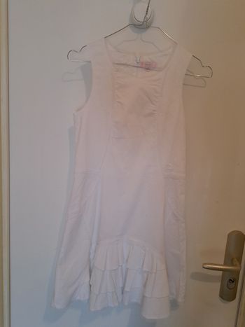 Robe blanche de cérémonie.