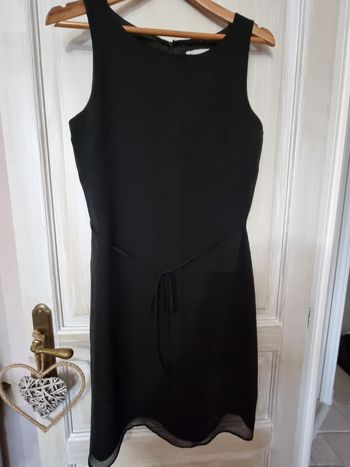 Jolie robe noire de fêtes polyamide noir, doublée entièrement  t40, avec jolie découpe au niveau de la doublure sur la jambe.