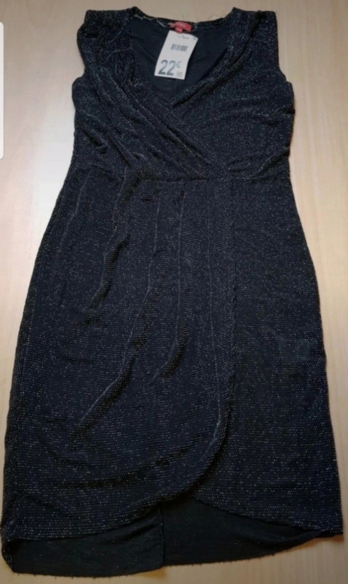 Tres jolie robe brillante neuve