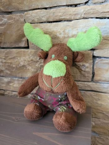 Peluche renne en salopette verte