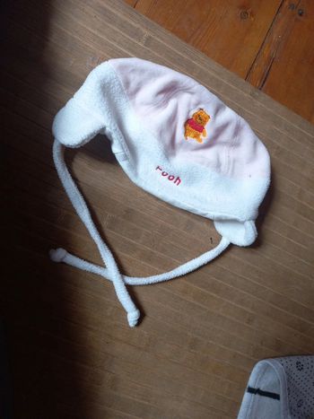 Bonnet doux et chaux avec attaches Winny l'ourson