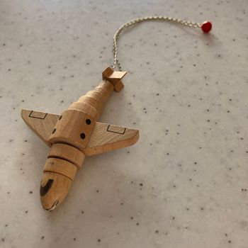 Figurine avion kinder