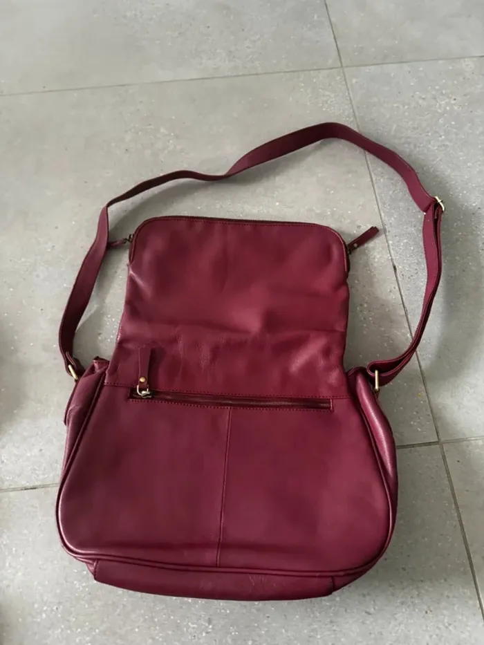 Sac à bandoulière bordeaux Betty London, très bon état, 32x20cm - photo numéro 2