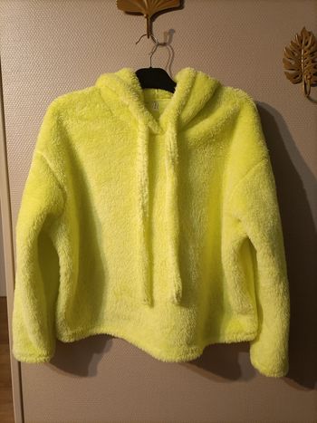 Pull polaire jaune à capuche