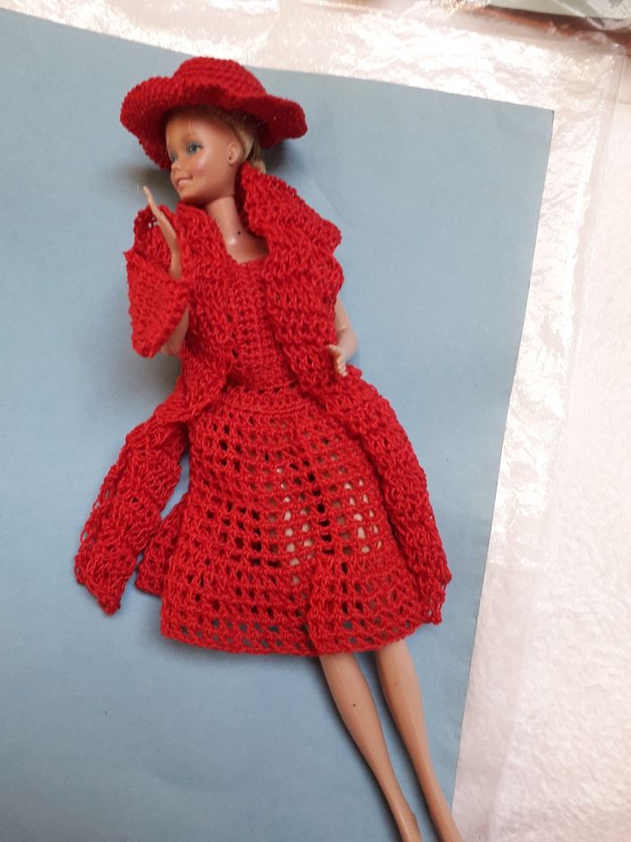 Poupée Barbie habillée de neuf