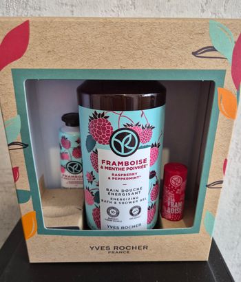 Coffret cadeaux 3pc Yves rocher bain douche crème main et beaume à lèvres framboise